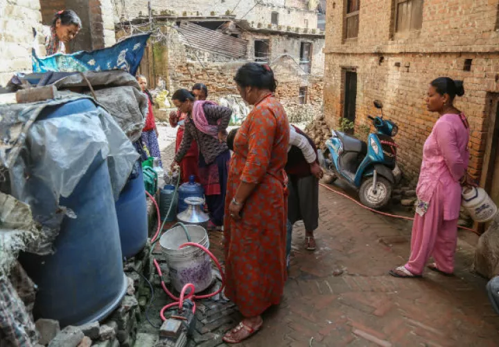 El agua de los camiones cisterna cuesta de 10 a 52 veces el agua de suministro público en 15 ciudades del mundo en desarrollo. Llenando envases. Foto / Purnima Shrestha para The New York Times.