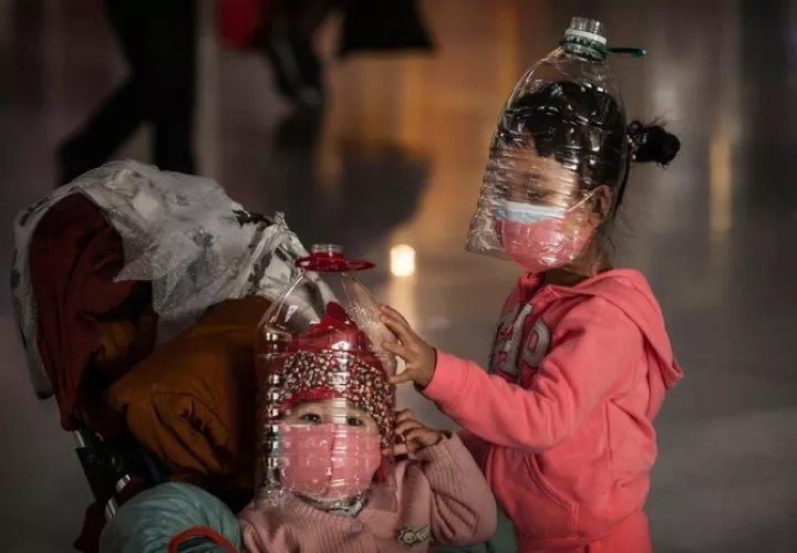 En algunas ciudades chinas se han agotado las mascarillas porque lo muchos han optado por reemplazarlas con botellas plásticas. Foto: CNN.