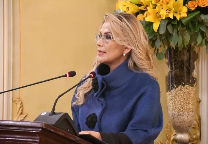 La presidenta interina de Bolivia,  Jeanine Áñez, rechazó duramente los comentarios del exmandatario Evo Morales. FOTO/EFE
