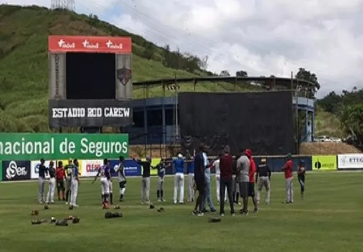 Jugadores de los Astronautas calientan en el Rod Carew. 