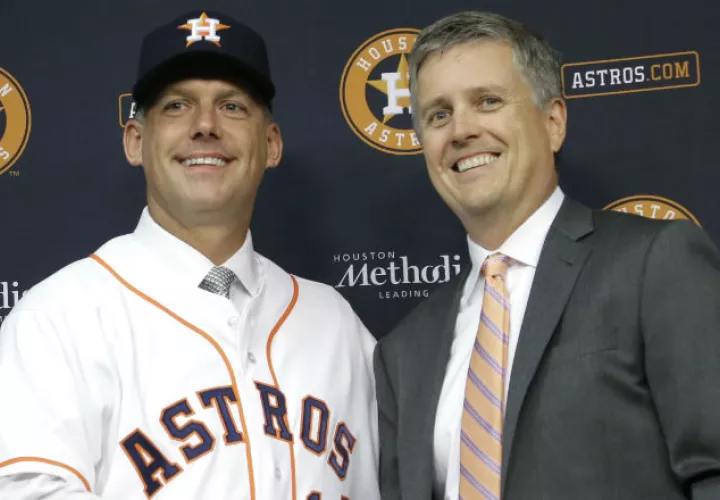 A.J. Hinch y el gerente general Jeff Luhnow fueron sancionados y multados. Foto AP