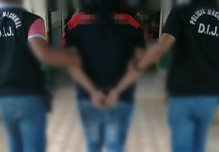  las personas aprehendidas durante un operativo de allanamiento,  guardan relación con un joven que se mantiene detenido en la cárcel de David cumpliendo una condena de 25 años de prisión. Foto/Mayra Madrid