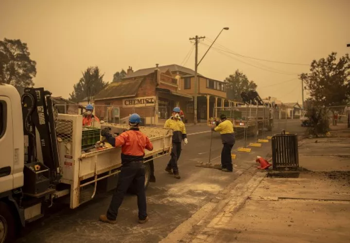 Los trabajadores levantan cercas alrededor de propiedades que fueron destruidas en un incendio forestal en Cobargo, Nueva Gales del Sur, Australia. FOTO/AP