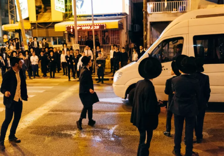 Tel Aviv y tres ciudades más han empezado a ofrecer minibuses sin costo que operan en el Shabat. Foto / Jonas Opperskalski para The New York Times.