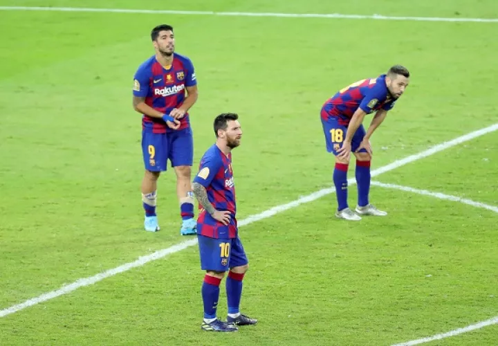Liionel Messi (c), Luis Suárez (i) y Jordi Alba lamentan la derrota. Foto:EFE