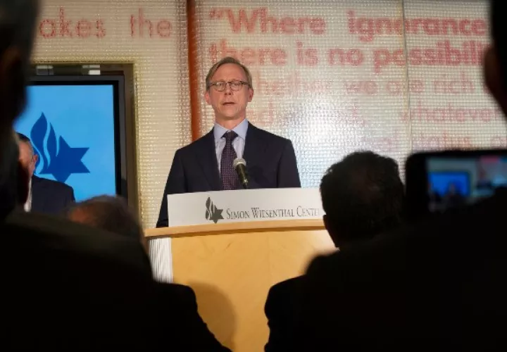 Brian Hook, un representante especial de EE. UU. En Irán, responde preguntas de los medios de comunicación en el Centro Simon Wiesenthal en Los Ángeles. FOTO/AP