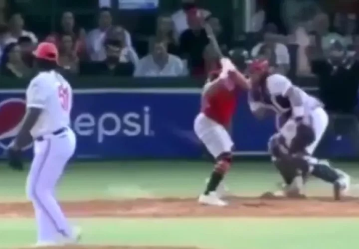 Alex Romero golpea  con el bate al receptor Gabriel Lino. 