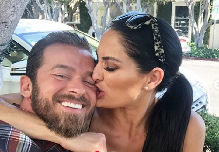 Nikki Bella junto a su pareja.