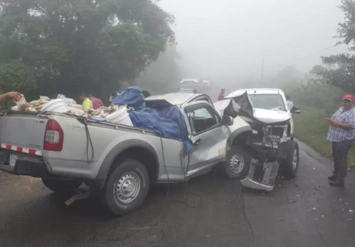 La colisión entre dos vehículos tipo pickup, se dio la tarde de este lunes en el límite entre las provincias de Bocas del Toro y Chiriquí. Foto/Pedro Batista