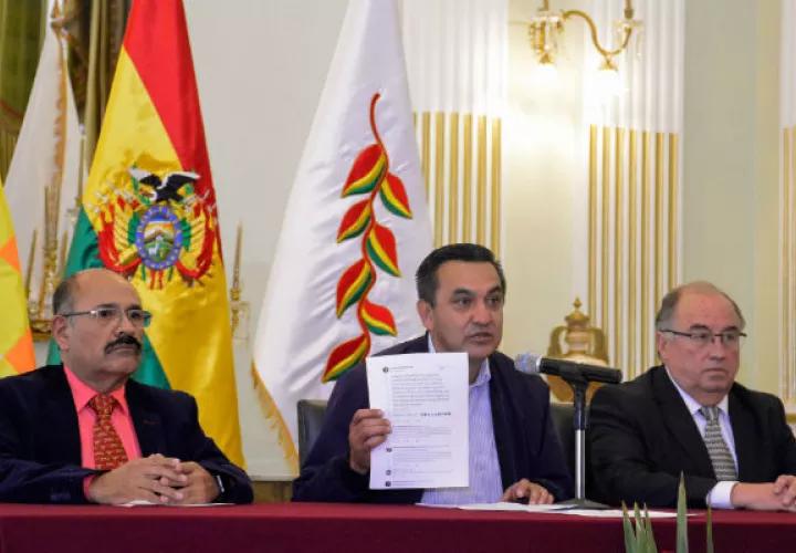 El canciller de Bolivia, Yerko Núñez (centro) anuncia la ruptura de relaciones con Cuba. Foto: EFE.