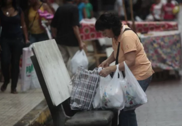 Actualmente en supermercados no entregan bolsas plásticas.