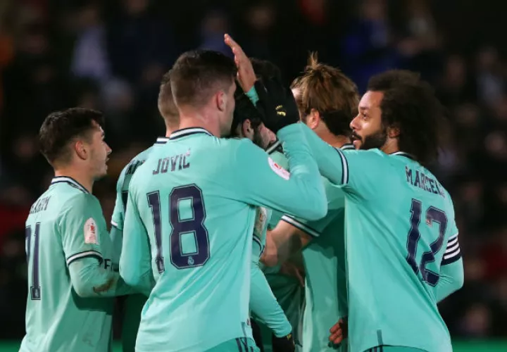Los jugadores del Real Madrid celebran el tanto de Brahim Díaz. Foto EFE
