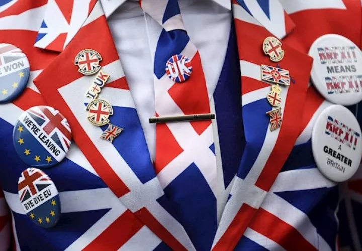 Londres continuará cumpliendo las regulaciones de la UE y contribuyendo al presupuesto comunitario durante los próximos once meses, un periodo de transición durante el cual debe forjar una nueva relación tanto con el bloque comunitario como con el resto del mundo.