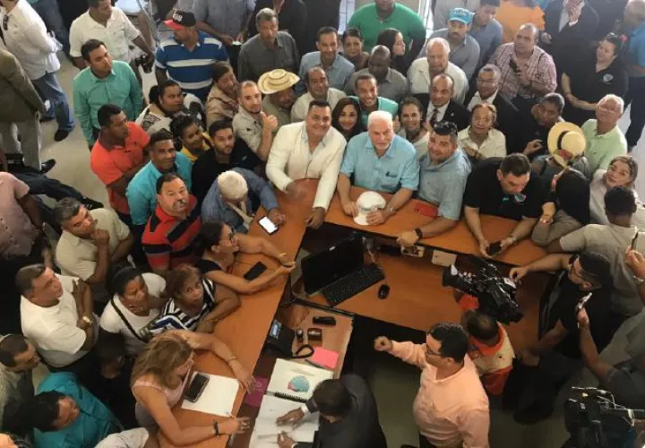 Decenas de copartidarios acompañaron a Ricardo Martinelli a la presentación del documento.