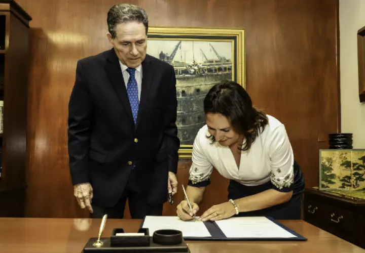 Ilya de Marotta es la primera mujer que ocupa el cargo de subadministradora del Canal de Panamá. Foto/Cortesía