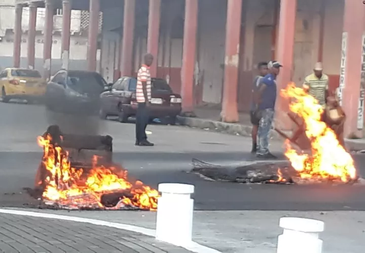 Durante las protestas un supermercado fue apedreado. Foto/Diómedes Sánchez