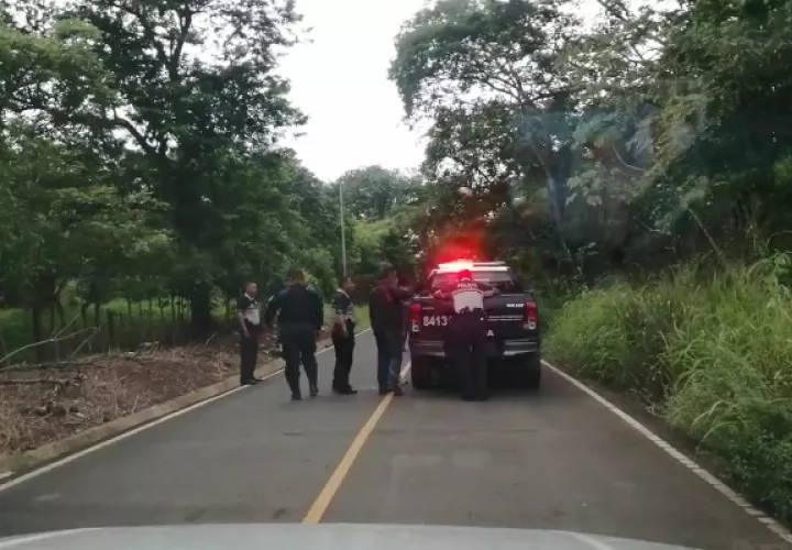 Al bajarse del vehículo, uno de los asaltantes, saca un arma de fuego, por lo cual las unidades policiales efectúan dos disparos, hiriendo uno de los delincuentes mientras que el otro logra escapar. Foto/Eric Montenegro