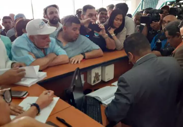 Fueron 1,018 firmas las que se entregaron, el pasdo martes. Archivo