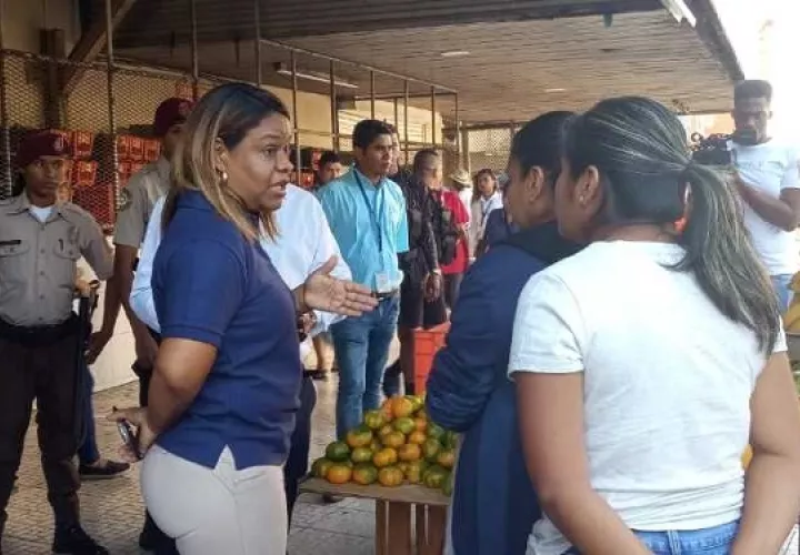 Kathia Duarte, directora de Servicios a la Comunidad del Municipio de Panamá, participó del recorrido en la Peatonal y Calidonia. Foto: Belys Toribio