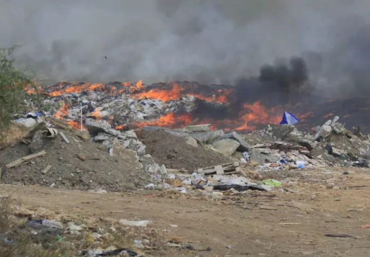 El humo tóxico se extiende por varias comunidades aledañas. Foto: Thays Domínguez