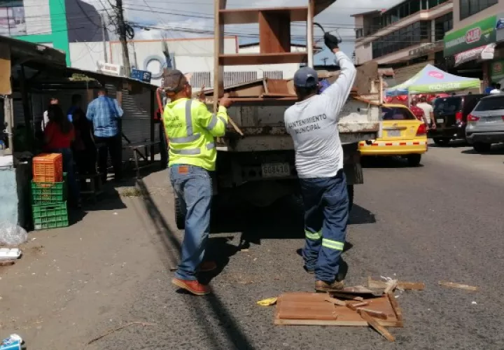La medida también fue aplicada a los dueños de locales comerciales que aún mantenían mercancía para la venta en las aceras. Foto/ Eric Montenegro