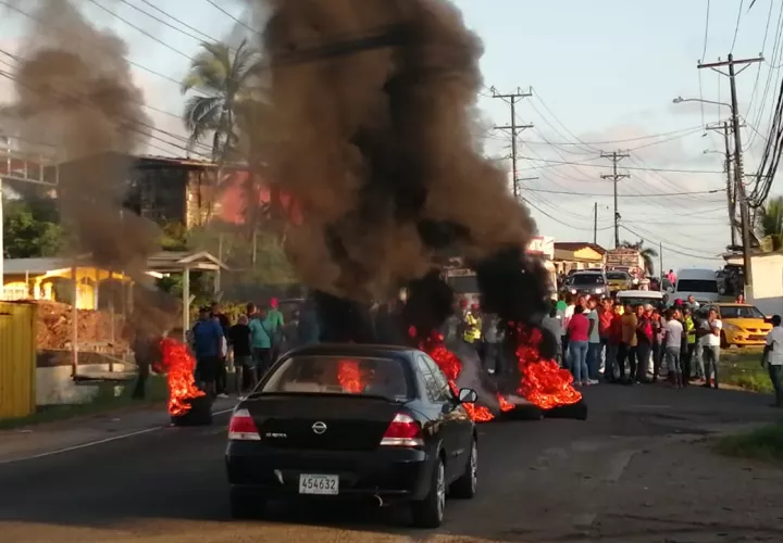 La ciudad de Colón está totalmente paralizada por el cierre de todas las vías importantes. Foto/Diomedes Sánchez