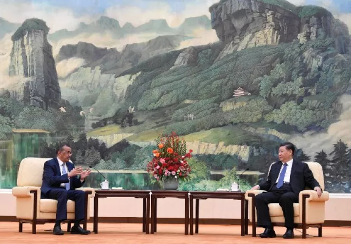 El director general de la Organización Mundial de la Salud (OMS), Tedros Adhanom Ghebreyesus, se reunió hoy en Pekín con el presidente chino, Xi Jinping, para estudiar la protección de los ciudadanos de ése y otros países en las zonas afectadas por el coronavirus. FOTO/AP