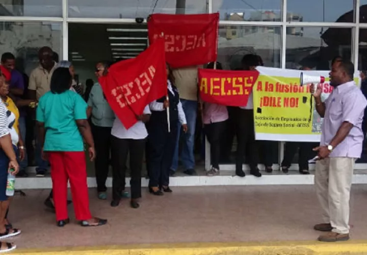 Denuncian despidos injustificados en la Caja de Seguro Social.