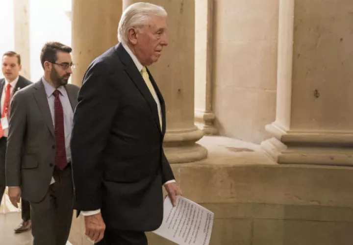 La portavoz de la Cámara de Representantes, Nancy Pelosi, camina en el Capitolio en Washington. Foto: EFE.