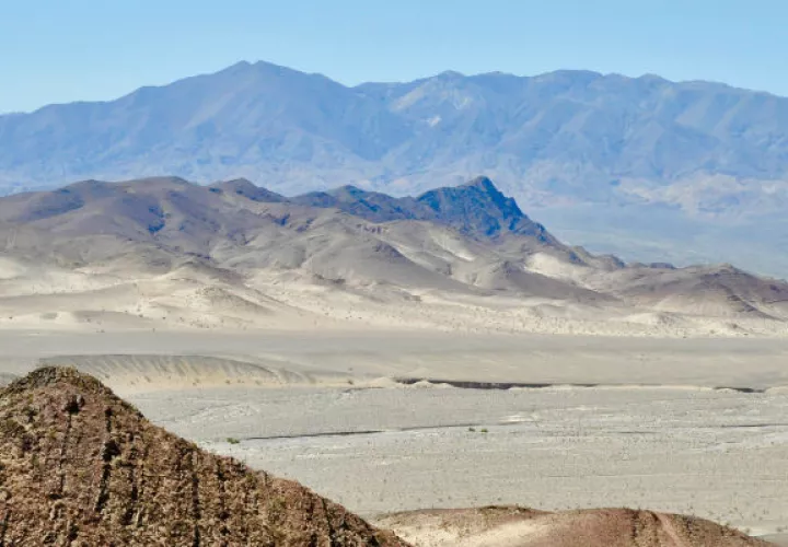 Rocas ricas en hierro en el Valle de la Muerte en California se formaron en el océano durante la Glaciación Global. Foto / Maxwell A. Lechte.