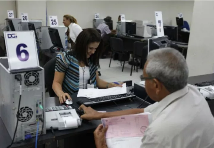 Los panameños tienen hasta el mes de febrero para ponerse al día  en sus impuestos sin recargo. Archivo