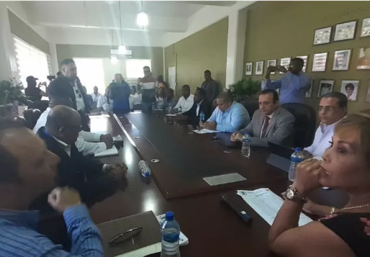 Unos respaldan al Gobierno y otros quieren incremento de plazas de trabajo. Foto: Diómedes Sánchez S. 