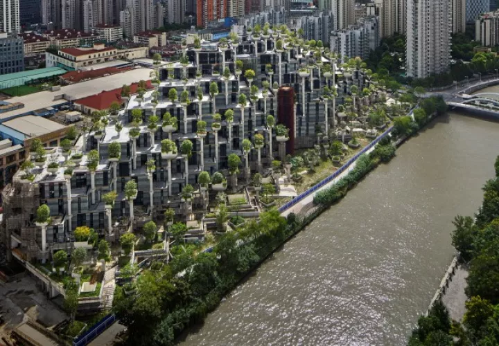 El edificio-bosque con el referente del río que lo circunda. Foto: EFE