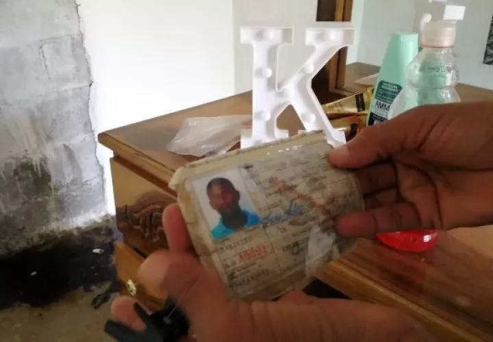 Luz Eneida Ledezma, madre de José Julio Ledezma, muestra el carnét de trabajo de su hijo. Foto/Eric Montenegro.