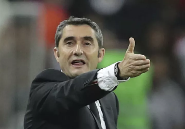 Ernesto Valverde dirigió este lunes los entrenamientos del Barcelona. Foto AP