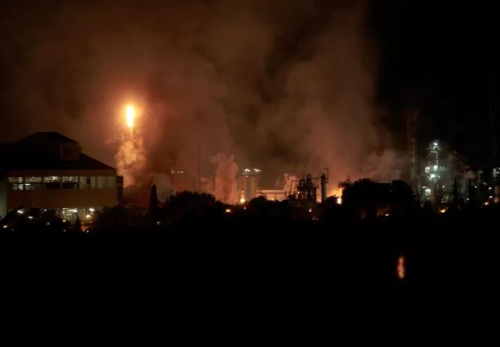 Una fuerte explosión en una industria del polígono sur de Tarragona, en el término municipal de La Canonja, ha originado un incendio de grandes dimensiones en plena zona petroquímica y ha obligado a confinar a miles de vecinos de las localidades cercanas hasta que se valore el alcance del accidente. FOTO/EFE