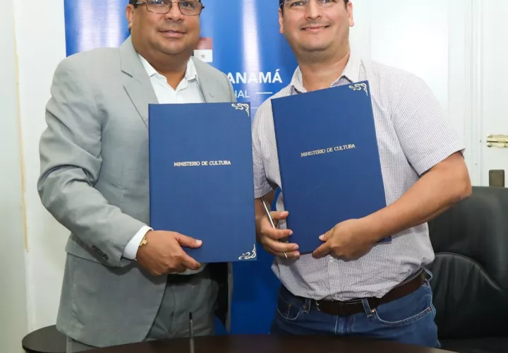 Ministro de Cultura Carlos Aguilar Navarro y Edgardo Mata Cohen, presidente de la empresa a DA Flow Entertaiment INC. Foto: MiCultura