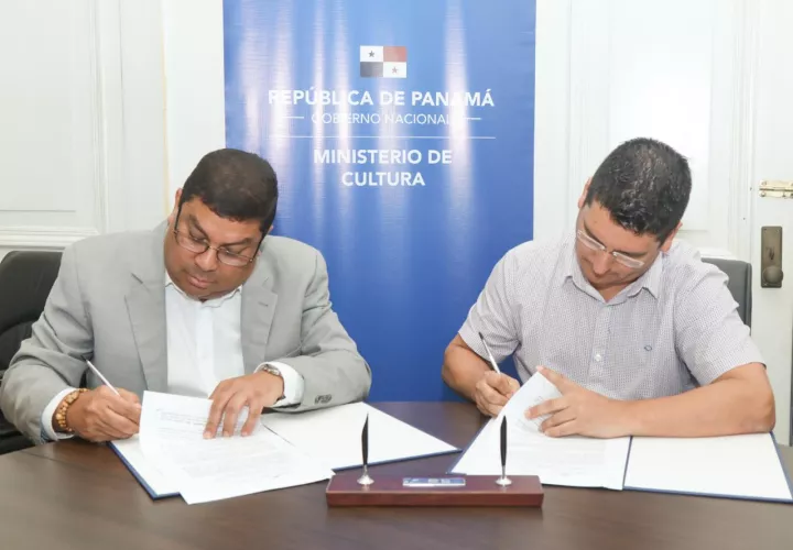 Ministro de Cultura Carlos Aguilar Navarro y Edgardo Mata Cohen, presidente de la empresa a DA Flow Entertaiment INC. cuando firman el convenio. Foto: MiCultura