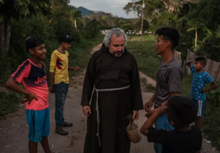 El padre Sandoval ha llevado educación y cuidados médicos a un área descuidada por el Gobierno venezolano. Foto / Adriana Loureiro Fernandez para The New York Times.