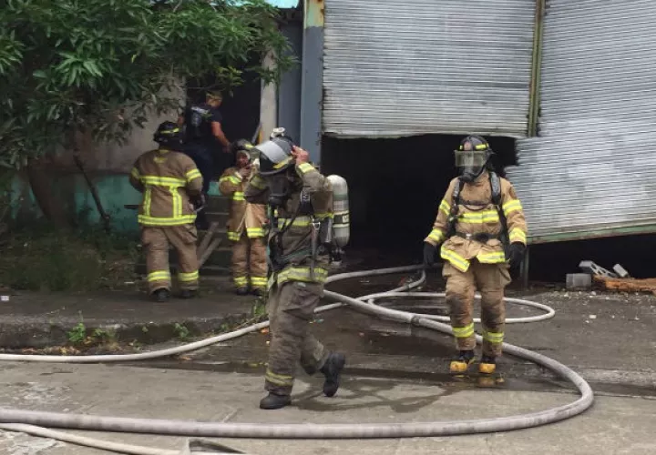 Los bomberos procedieron a  desalojar a las personas. Foto: Diómedes Sánchez S.  