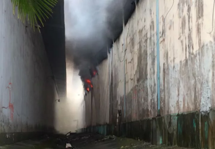 Los bomberos procedieron a  desalojar a las personas. Foto: Diómedes Sánchez S.  