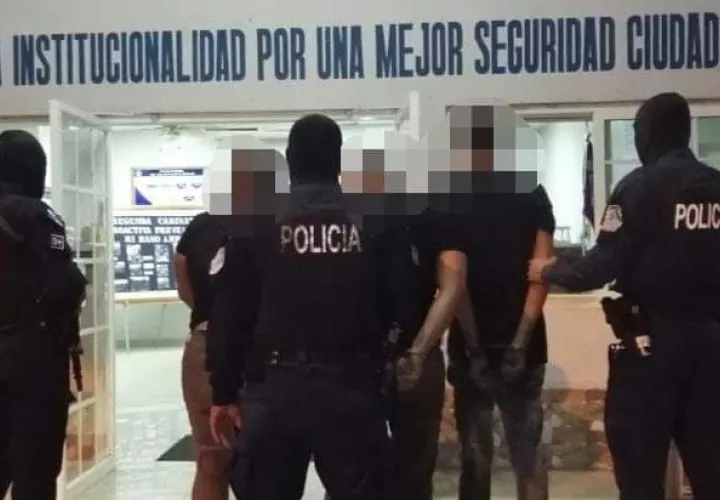 Unidades policiales capturaron a tres personas que mantenían en su poder tres armas de fuego, proveedores y municiones en el sector de Cerro Silvestre, en Arraiján, tras operativos en las últimas 24 horas.  