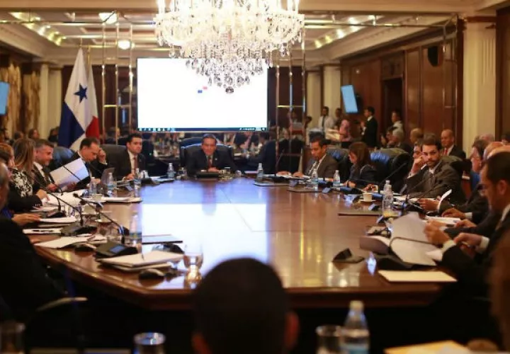 Al principio de la actual gestión el presidente de reunió con sus colaboradores para evaluar sus primeros meses de gestión. Foto: Presidencia de la República.