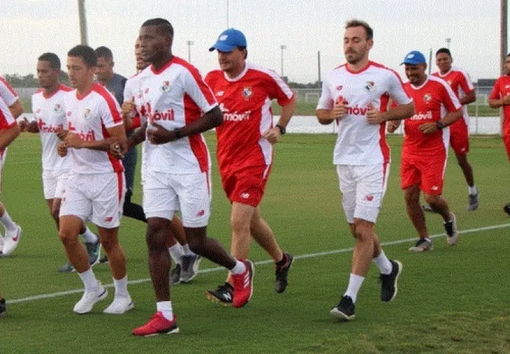 Jugadores del seleccionado panameño en los entrenamientos. 
