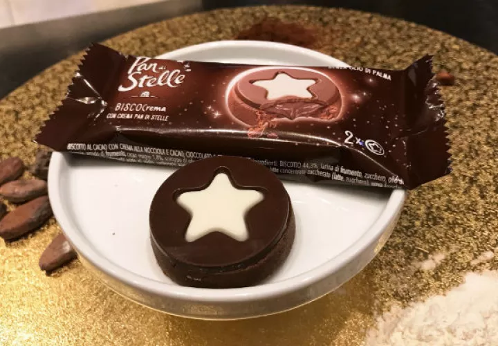 Barilla lanzó la galleta Pan di Stelle Biscocrema en un bar de azotea en Milán decorado con luces en forma de estrella. Foto / Francesca Landini/Reuters.