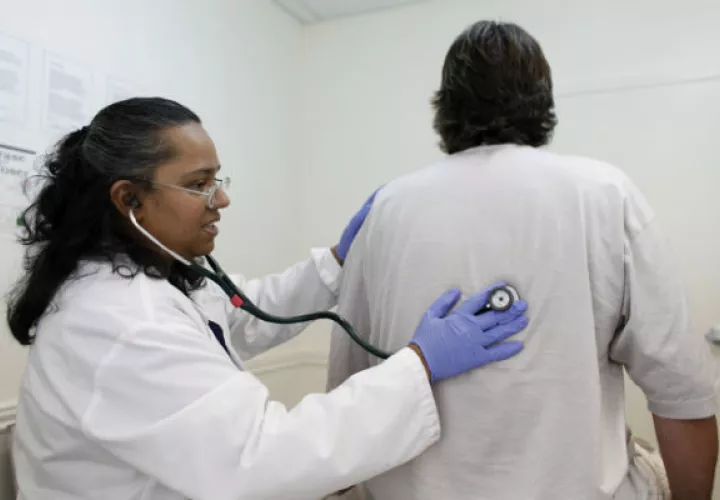 El informe detalla que el ramo de la salud aumentó en general 0.7%. Foto/Archivo