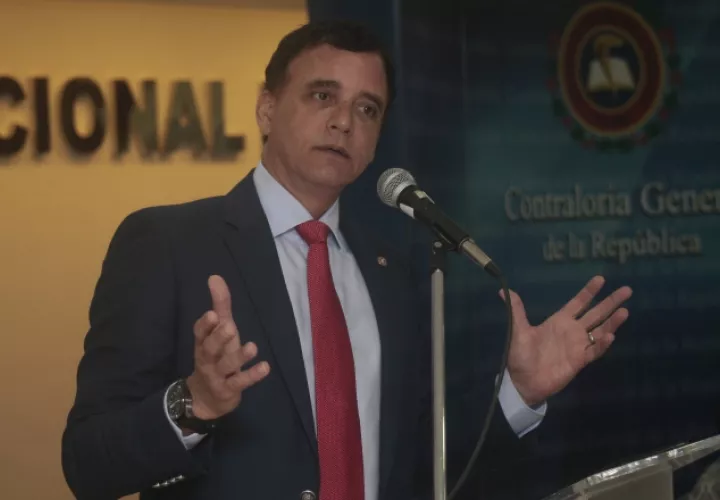Solís le pidió a los contratistas que "no se dejará meter goles" y que quiere precios justos.  Víctor Arosemena