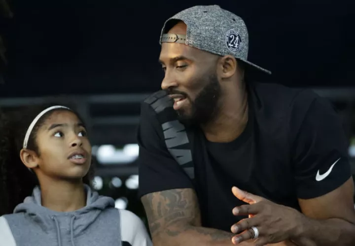Kobe Bryant junto a su hija Gigi. Foto AP