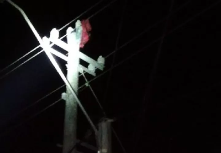 El globo quedó pegado a los cables.