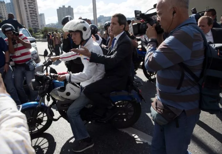  El líder opositor Juan Guaidó lidera una caravana con varias decenas de diputados que intentarán ingresar al Parlamento de Venezuela, solo dos días después de que la Policía militarizada impidiera el paso a la Cámara al propio Guaidó y a varios legisladores que le apoyan, en Caracas (Venezuela).  FOTO/EFE